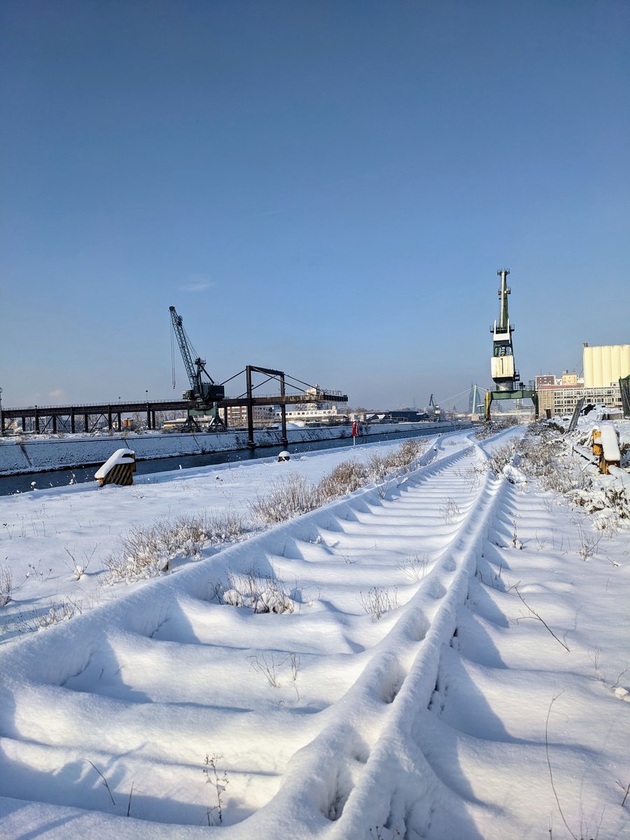 Winter im Deutzer Hafen - Blick auf verschneite Gleisanlage