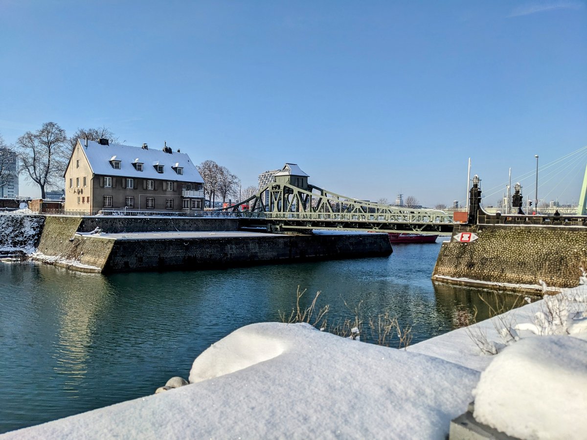Winter im Deutzer Hafen - Blick auf die Drehbrücke
