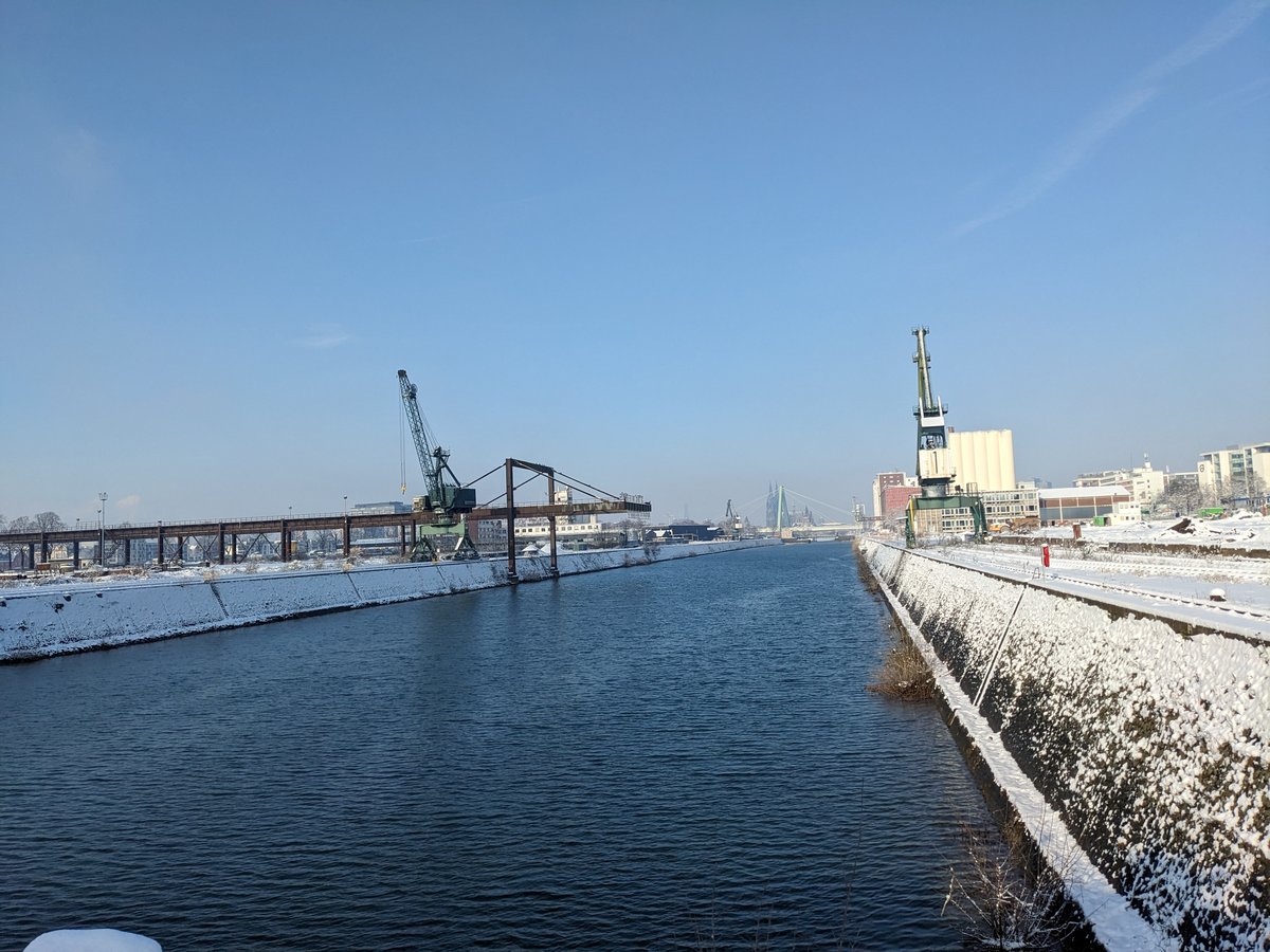 Winter im Deutzer Hafen - Blick über das Hafenbecken